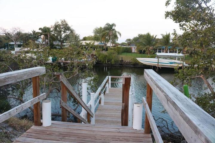 Waterfront corner 2 / 1 Apt