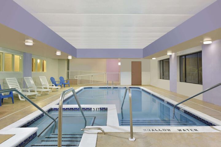 Howard Johnson Hotel & Suites by Wyndham Allentown / Dorney