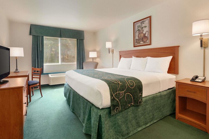 Travelodge by Wyndham Dunsmuir
