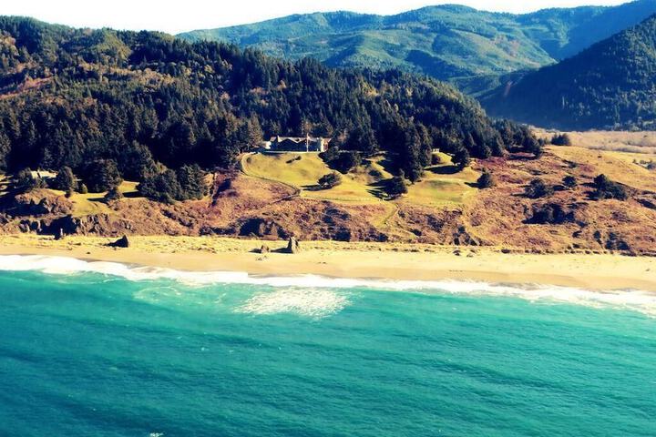 Lx28: Gold Beach Oceanfront Estate