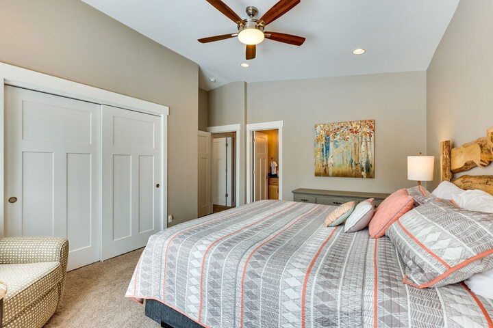 Convenient Fraser Townhome w / Hot Tub Near Hikes!