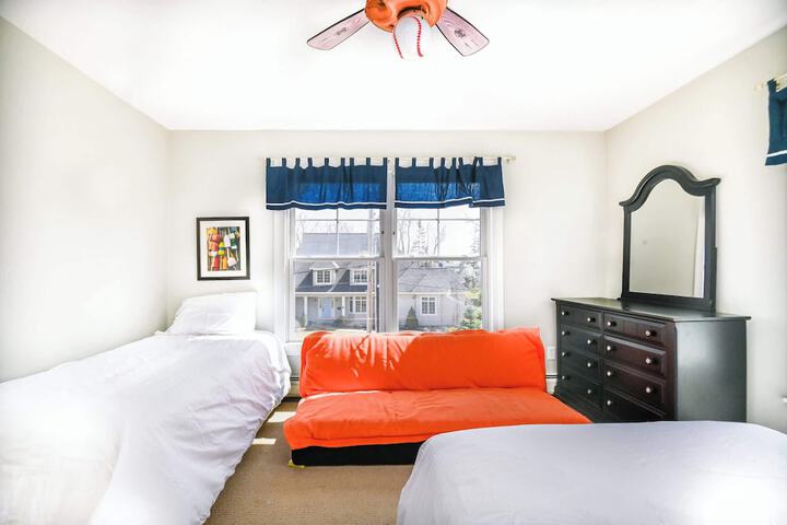 Stunning 5 Bdr Walk to York Harbor Beach!