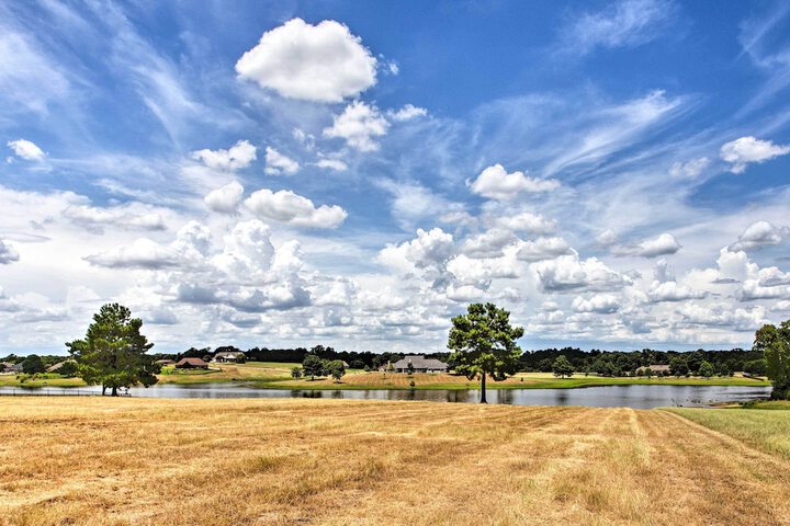 Spacious Stallion Lake Ranch Home w / Patio