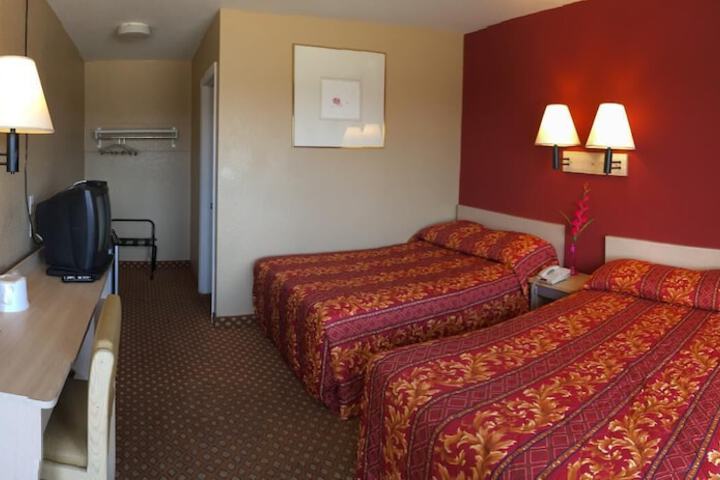 Hilltop Inn & Suites