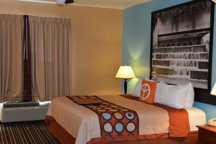 Super 8 by Wyndham Austin / Airport South