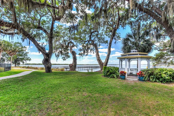 Lakeside Inn