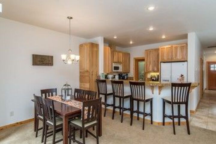 Spacious and Bright near Kings Beach by RedAwning