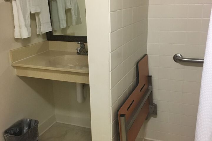 AmericInn by Wyndham Monmouth