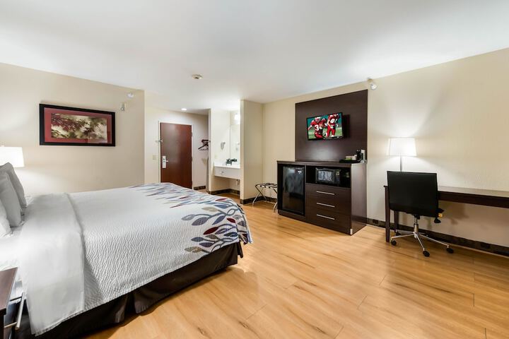 Econo Lodge Inn & Suites