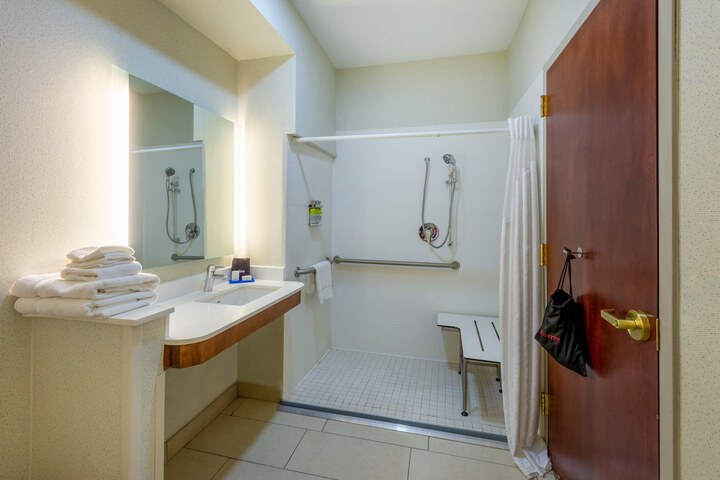 Holiday Inn Express Hotel & Suites in North East (Erie) by IHG