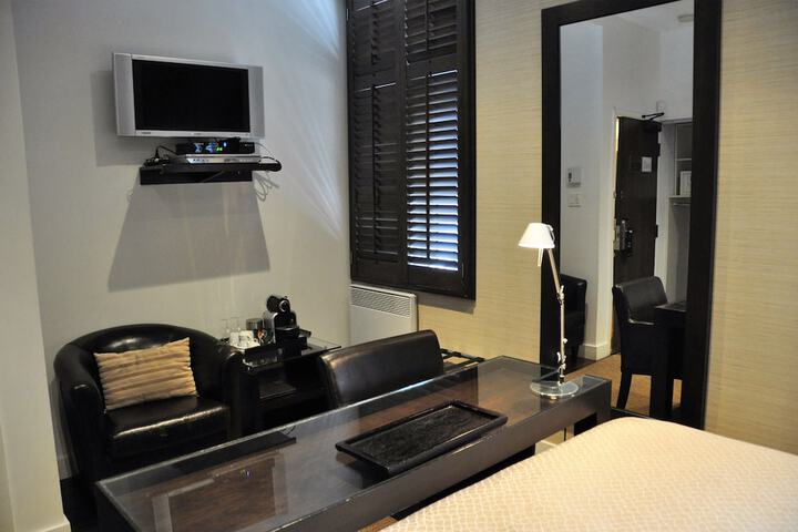 Room 13 of 18