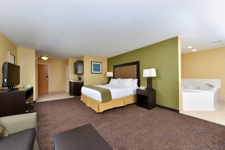 Holiday Inn Express Hotel & Suites Charlotte by IHG