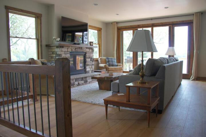 Lakefront Home 4 Bedroom 4 Bath Sleeps 12