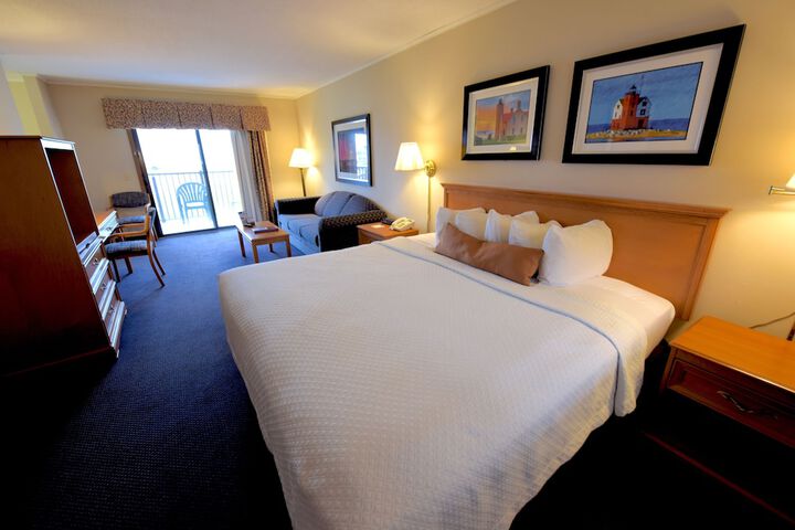 Days Inn by Wyndham Mackinaw City - Lakeview