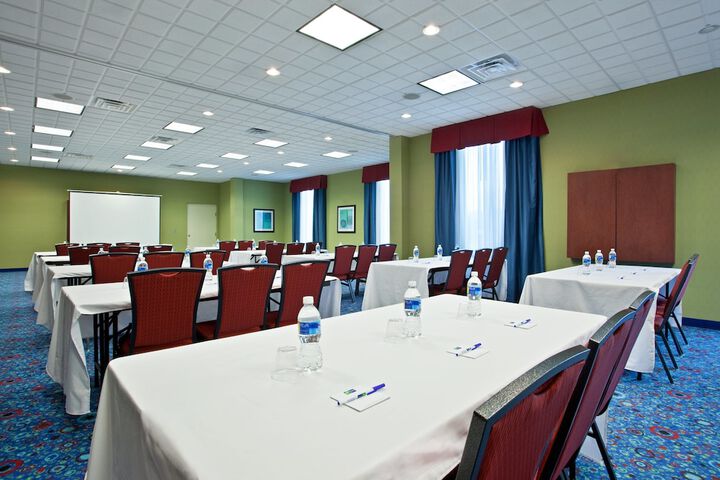 Holiday Inn Express & Suites Akron Regional Airport Area by IHG
