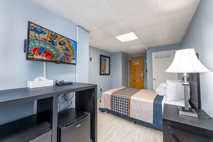 Room 13 of 33