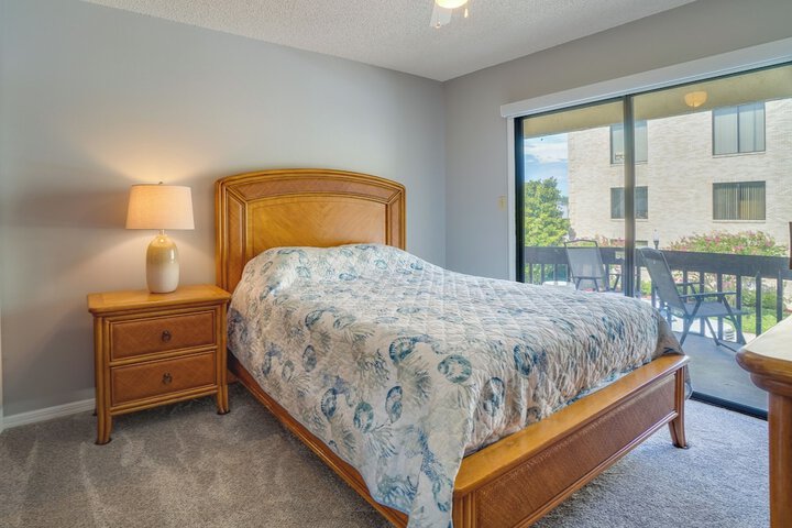 Walk to Restaurants: Downtown Leesburg Townhome!