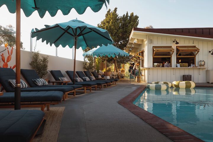 Skyview Hotel - 21 & Over Pool