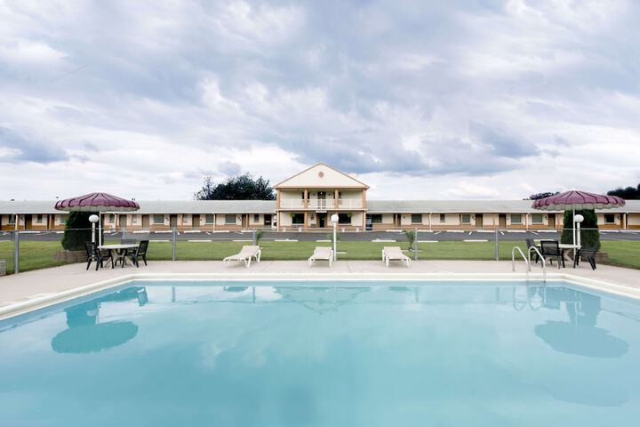 Pool 4 of 16