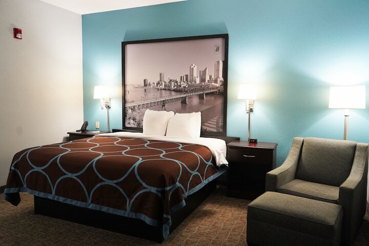 Super 8 by Wyndham Grove City