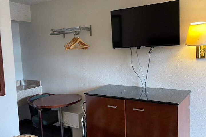 Room 14 of 33