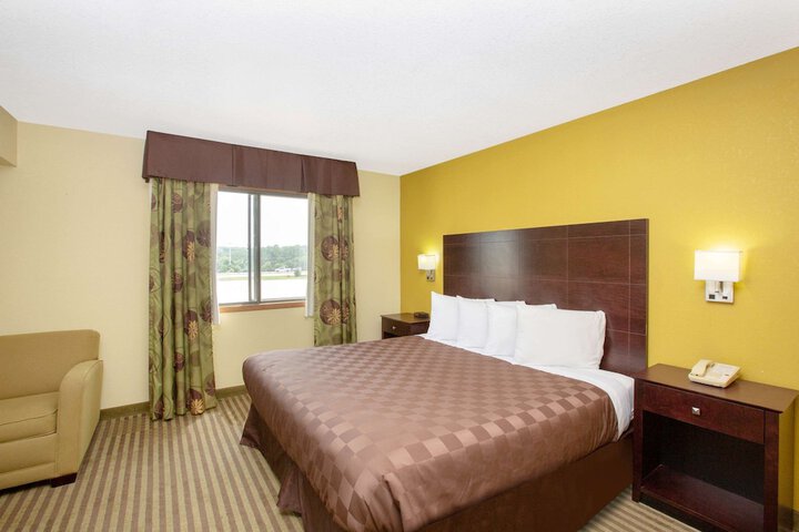 Room 8 of 18