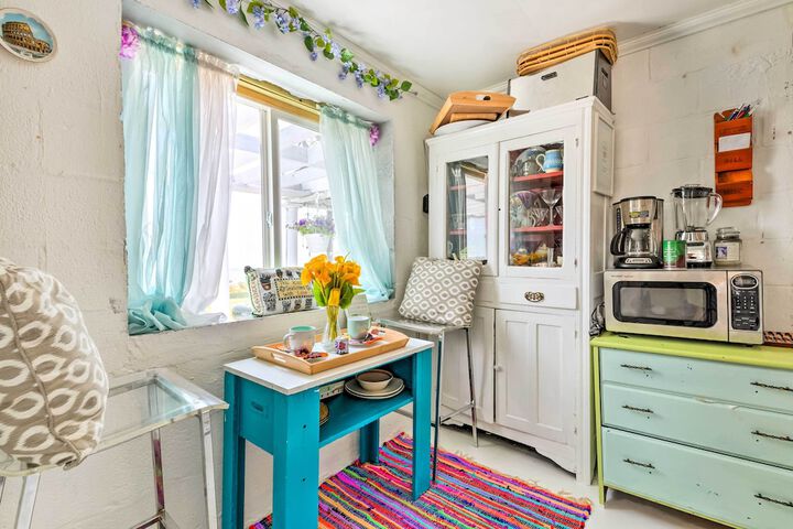 Oceanfront White Stone Cottage w / Private Beach!