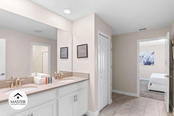Bedrooms 5 Bathrooms Storey Lake 2885 SC