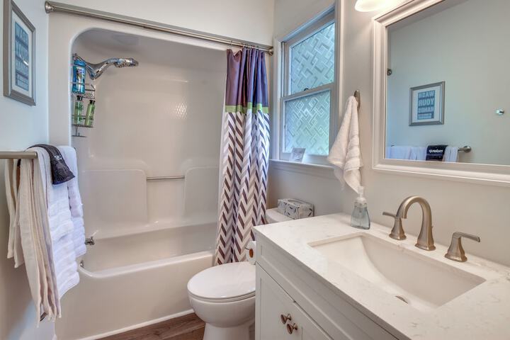 Seneca Escape w / Screened Patio: Near Lakes!