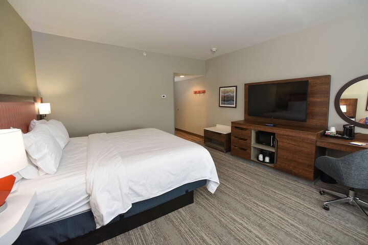 Room 5 of 16
