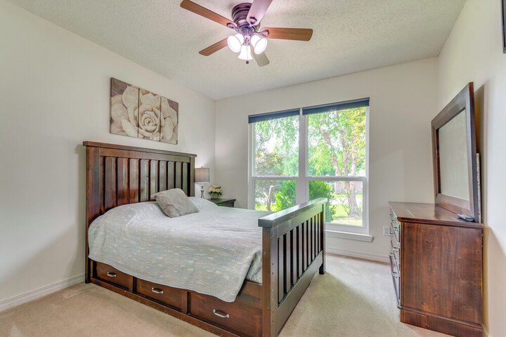 Spacious Home w / Sunroom 15 Mi to Pensacola!