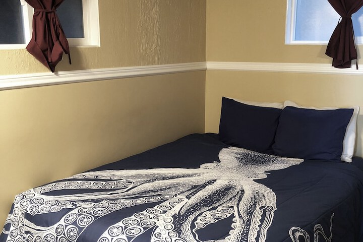 Room 28 of 103