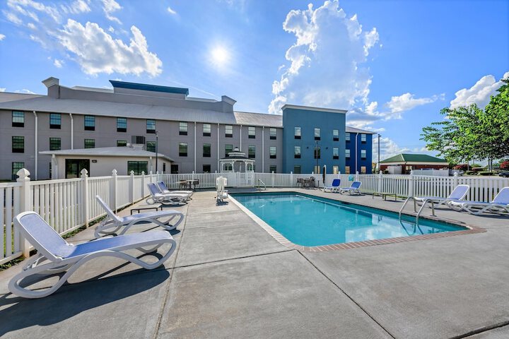 Comfort Inn & Suites River City Decatur