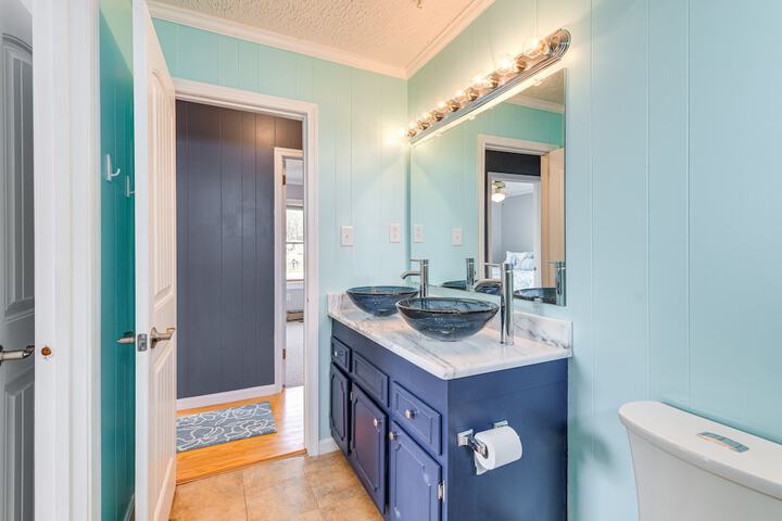 Riverfront Colonial Beach Home w / Private Beach!