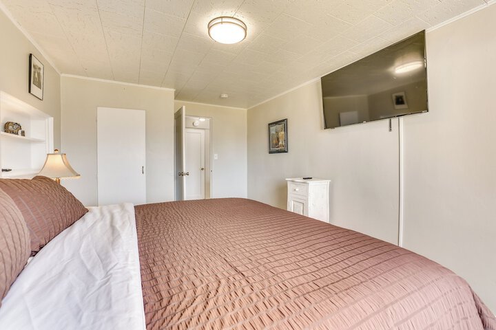 Family-friendly Ontario Home in Central Location!