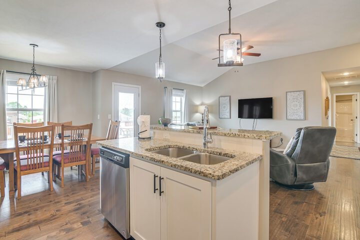 Pool Access Grill & Gazebo: Ozark Getaway!
