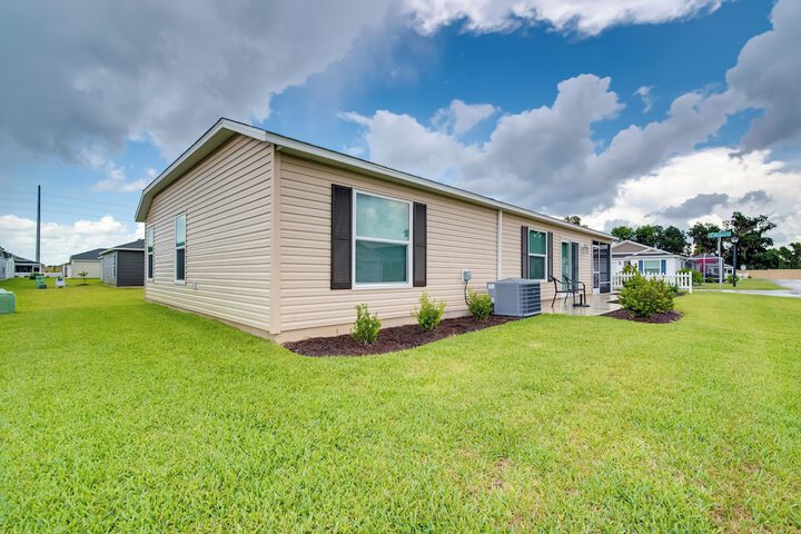 Sun-soaked Retreat in The Villages w / Grill!