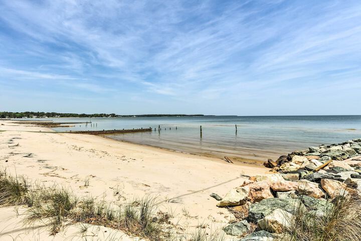 Oceanfront White Stone Cottage w / Private Beach!