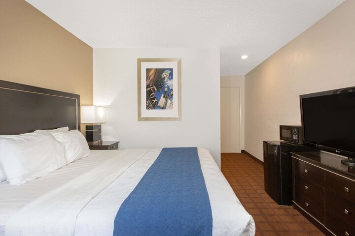 Room 5 of 16