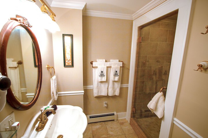 Room 93 of 200
