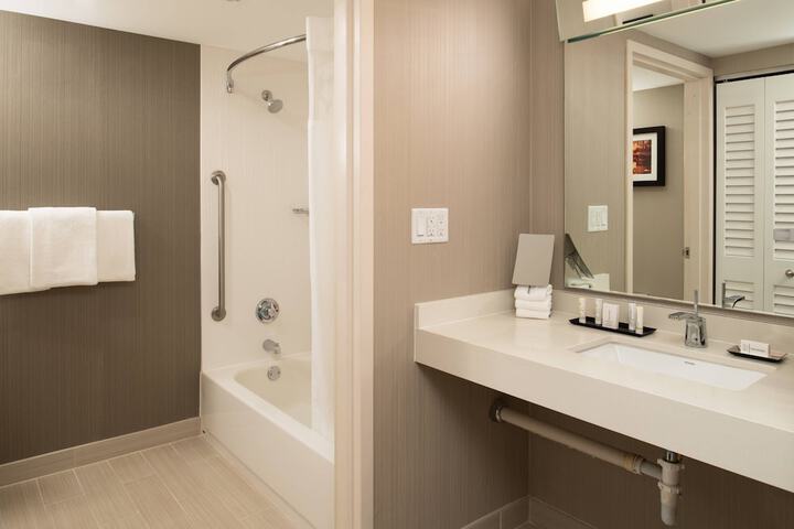Room 10 of 28