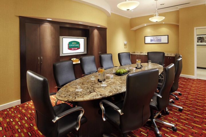 Courtyard by Marriott Pittsburgh West Homestead / Waterfront