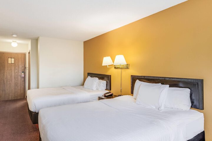 Econo Lodge Whitehall near Michigans Adventure