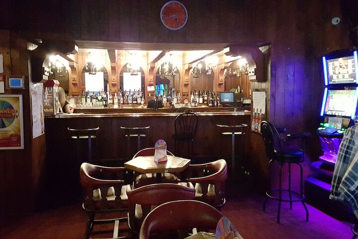 Lounge 41 of 52
