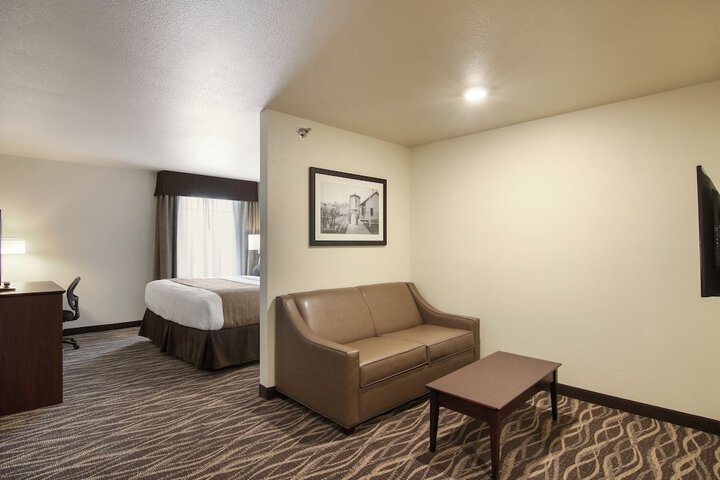 Cobblestone Inn & Suites at UW Stout Downtown Menomonie