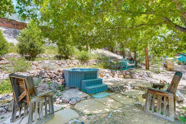 Vibrant Casa Paloma w / Patio - Near Vineyards!