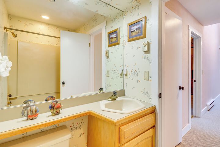 Hike Golf & Explore: Pocono Pines Townhome