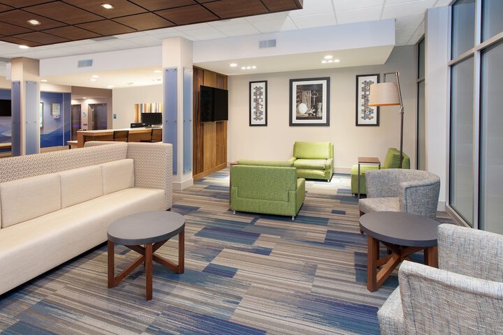 Holiday Inn Express and Suites Detroit / Sterling Heights by IHG