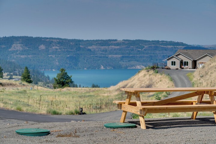 Lake Roosevelt Getaway w / Lake + Mountain Views!