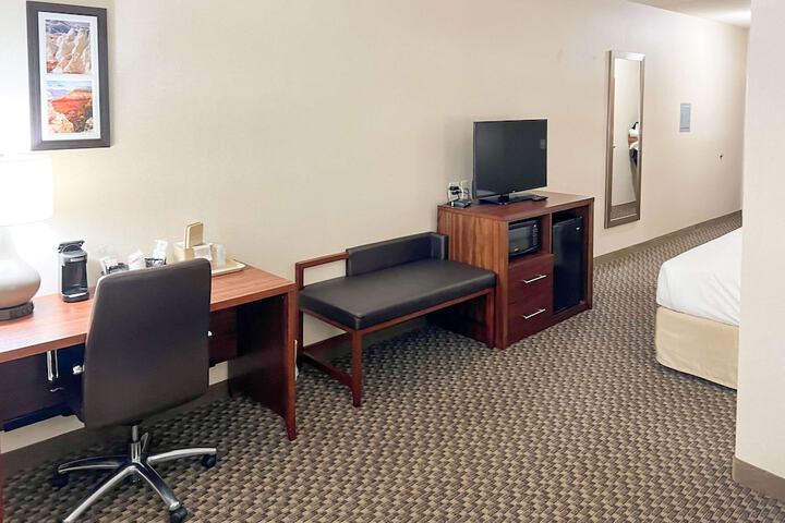 Room 28 of 35